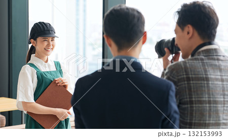 プロフィール写真を撮影する飲食店店員 プロフィール写真を撮影する飲食店店員 132153993