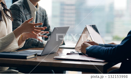 オフィスで会議するカジュアルなビジネスパーソンのグループ 132153998