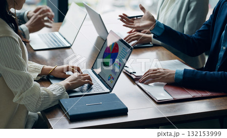 オフィスで会議するカジュアルなビジネスパーソンのグループ 132153999