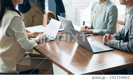 オフィスで会議するカジュアルなビジネスパーソンのグループ オフィスで会議するカジュアルなビジネスパーソンのグループ 132154003