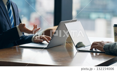 オフィスで会議するカジュアルなビジネスパーソンのグループ 132154006