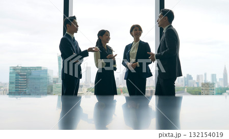 オフィスで会話するビジネスパーソンのグループ 132154019