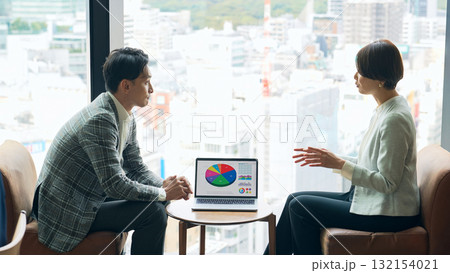 ロビーで面談するビジネスパーソンのグループ 132154021