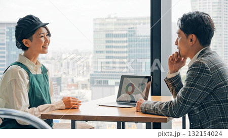 店内で面談する飲食店店員とビジネスパーソン 132154024