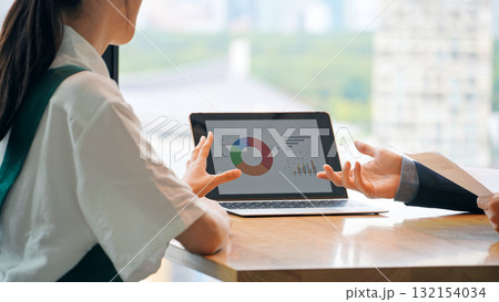 店内で面談する飲食店店員とビジネスパーソン 132154034