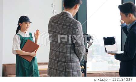 店内でPR動画を撮影する飲食店店員と撮影スタッフ 132154037