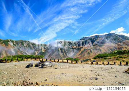 立山黒部アルペンルート　紅葉する室堂平エンマ台　富山県 132154055