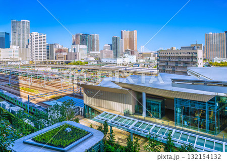 日本の東京都市景観2本新幹線が並ぶ珍景。奥は芝浦アイランドケープタワーなど芝浦のタワーマンション群 日本の東京都市景観2本新幹線が並ぶ珍景。奥は芝浦アイランドケープタワーなど芝浦のタワーマンション群 132154132