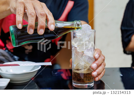 コーラで乾杯。もつ焼き屋で晩御飯。静岡県下田市-2025 132154313