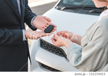 女性客から車の鍵を預かる営業マン,セールスマンの男性スタッフ 132154423