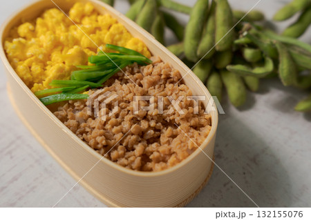 大豆ミートで作られたそぼろ弁当 132155076