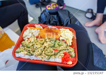 ゴーヤチャンプルー弁当をヨットの上で食す。美しいサンゴ礁と熱帯魚の群れ。 島尻郡慶良間諸島座間味島 132155147