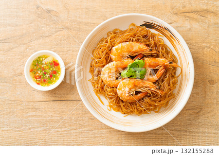 Casseroled or Baked Shrimp with Glass Noodles 132155288
