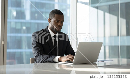 オフィスでノートパソコンで真剣に仕事をする若い外国人男性 16:9サイズ AI生成素材 オフィスでノートパソコンで真剣に仕事をする若い外国人男性 16:9サイズ AI生成素材 132155358