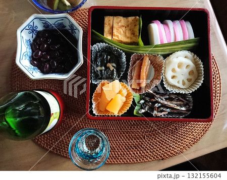 日本のお正月料理の一例~日本酒のお神酒とおせち料理のセット(黒豆,数の子,田作り,酢蓮根,伊達巻き) 日本のお正月料理の一例~日本酒のお神酒とおせち料理のセット(黒豆,数の子,田作り,酢蓮根,伊達巻き) 132155604