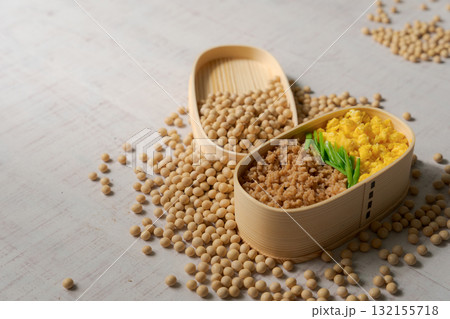 大豆ミートで作られたそぼろ弁当 132155718