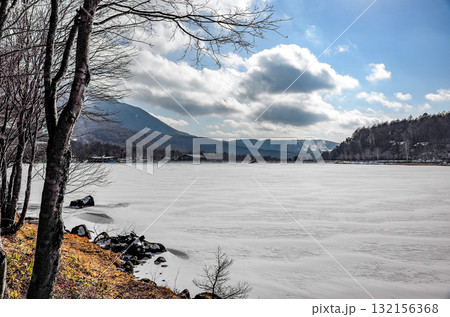 冬の白樺高原「女神湖」 132156368