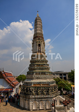 【タイ バンコク】美しい暁の寺『ワット・アルン』【縦写真】 132156399
