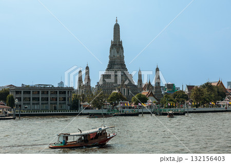 【タイ バンコク】チャオプラヤ川対岸から見る暁の寺『ワット・アルン』 132156403