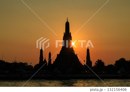 【タイ バンコク】チャオプラヤ川対岸から見る暁の寺『ワット・アルン』の夕陽 【タイ バンコク】チャオプラヤ川対岸から見る暁の寺『ワット・アルン』の夕陽 132156406
