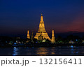 【タイ バンコク】チャオプラヤ川対岸から見る暁の寺『ワット・アルン』のライトアップ 132156411