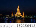 【タイ バンコク】チャオプラヤ川対岸から見る暁の寺『ワット・アルン』のライトアップ 132156412