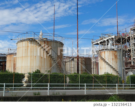 Liquid storage tanks in a factory / 化学工場に並ぶ貯蔵タンク群 132156413