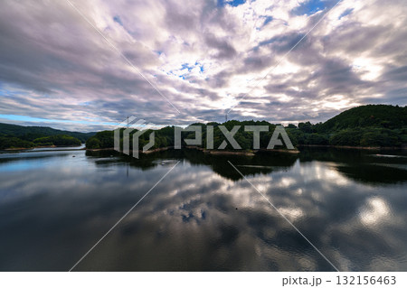 雲間から覗く青空とまだら模様の空を映す湖面　奈良布目ダムにて① 132156463