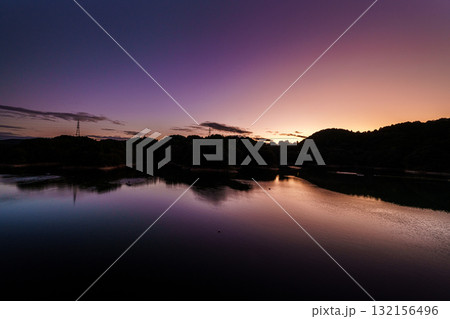 黄金色から藍色へと続く美しい夕焼け空と空を映す湖面② 132156496