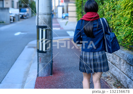 寒い日に部活で暗い道を登下校する女子高生 高校生のスカート 後ろ姿 登校下校 寒い日に部活で暗い道を登下校する女子高生 高校生のスカート 後ろ姿 登校下校 132156678