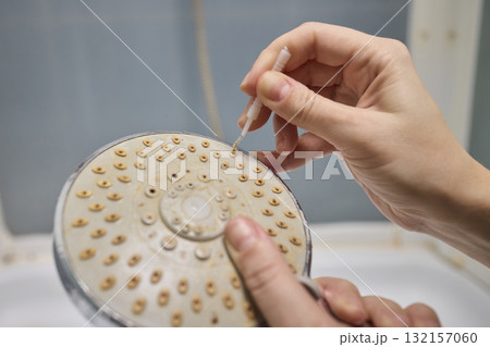 Cleaning a Showerhead Effectively to Enhance Water Flow, Hygiene, and Overall Performance Cleaning a Showerhead Effectively to Enhance Water Flow, Hygiene, and Overall Performance 132157060
