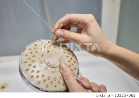 Cleaning a Showerhead Effectively to Enhance Water Flow, Hygiene, and Overall Performance 132157062