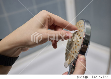 Cleaning a Showerhead Effectively to Enhance Water Flow, Hygiene, and Overall Performance 132157162