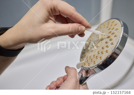 Cleaning a Showerhead Effectively to Enhance Water Flow, Hygiene, and Overall Performance 132157168