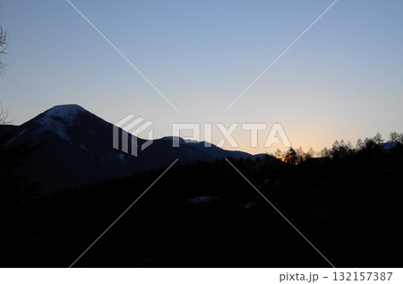 夜明け前の蓼科山（たてしなやま） 132157387