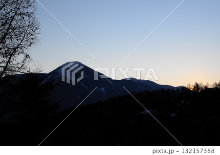 夜明け前の蓼科山（たてしなやま） 132157388