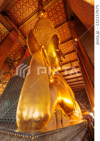 【タイ バンコク】巨大涅槃仏『ワット・ポー』【縦写真】 【タイ バンコク】巨大涅槃仏『ワット・ポー』【縦写真】 132157675