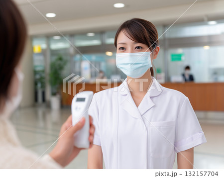 医療従事者が体温測定に対応する様子 132157704