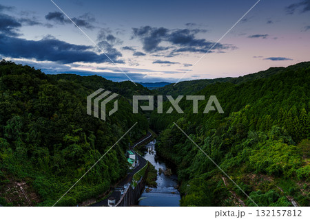 布目ダム下流の風景 中秋の夕空山際がほんのりと茜色に染まる空① 布目ダム下流の風景 中秋の夕空山際がほんのりと茜色に染まる空① 132157812