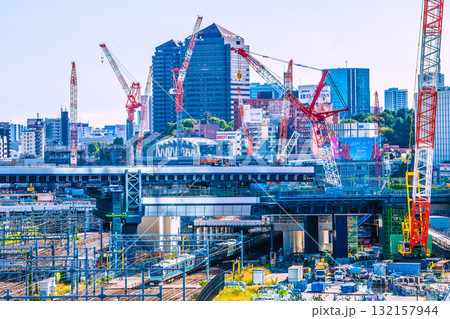 日本の東京都市景観　品川駅前に並ぶ巨大クレーン群＝10月17日 132157944