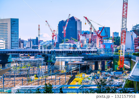 日本の東京都市景観　品川駅前に並ぶ巨大クレーン群＝10月17日 132157958