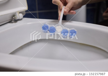 An Innovative Toilet Cleaning Tool is Currently Being Utilized for Effective Maintenance An Innovative Toilet Cleaning Tool is Currently Being Utilized for Effective Maintenance 132157987