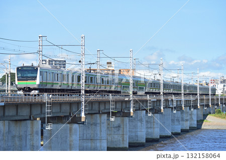 東海道本線　茅ヶ崎－平塚　JR東日本　E233系3000番台　E-16編成（国府津） 132158064