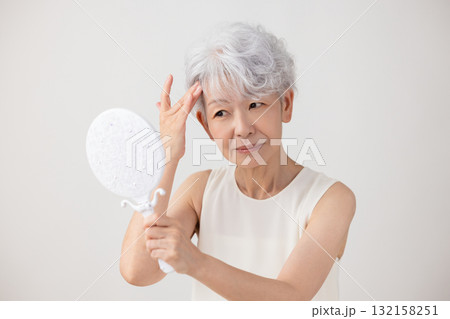 シニア女性　生え際を気にするグレイヘアーの女性 132158251