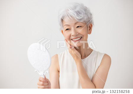シニア女性　グレイヘアーの女性のポートレート 132158258