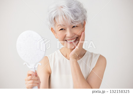 シニア女性 グレイヘアーの女性のポートレート シニア女性 グレイヘアーの女性のポートレート 132158325