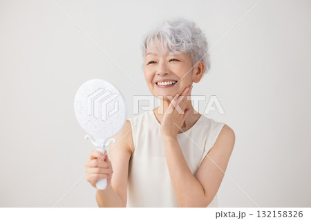 シニア女性　グレイヘアーの女性のポートレート 132158326