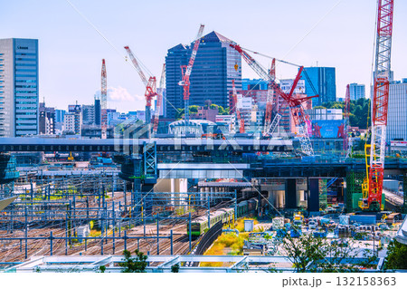 日本の東京都市景観 品川駅前に並ぶ巨大クレーン群=10月17日 日本の東京都市景観 品川駅前に並ぶ巨大クレーン群=10月17日 132158363