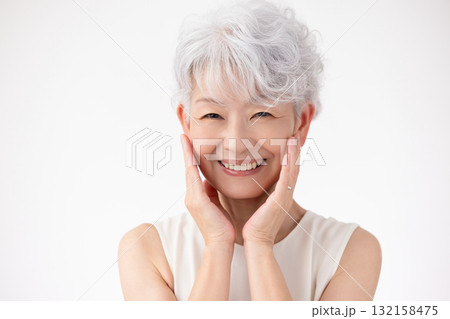 シニア女性　グレイヘアーの女性のポートレート 132158475