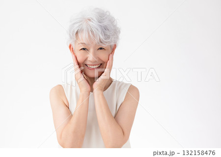 シニア女性　グレイヘアーの女性のポートレート 132158476